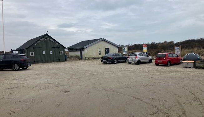 Den hvide toiletbygning fjernes for at gøre plads til Kysthusene ved nedkørslen til Tversted Strand. Foto. Palle W. Nielsen