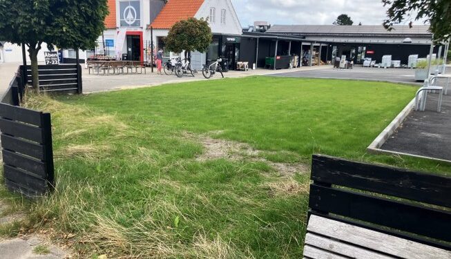 Spar Tversted investerede i 2024 også mange penge  i forskønnelse af området ved købmandsbutikken. Arkivfoto: Palle W. Nielsen