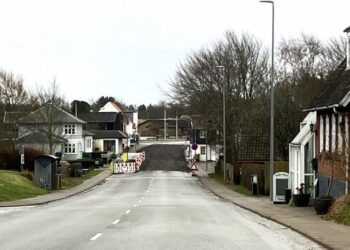 På dette friske billede kan man fornemme den fremtidige bredde på Tannisbugtvej i Tversted (hvor asfalten er fjernet) - og cirka bredden på fortovet med afspærring og nuværende fortov. Foto: Palle W. Nielsen