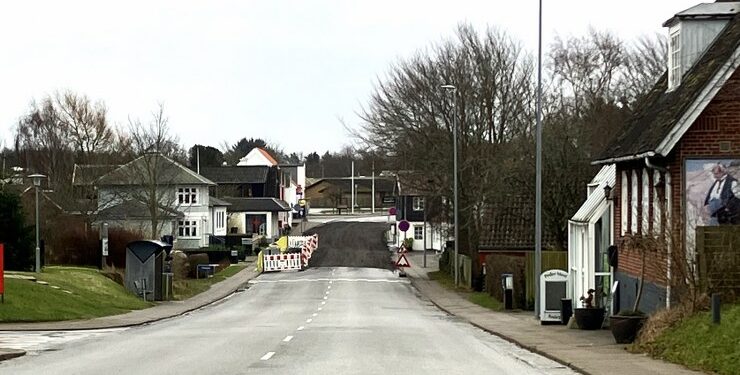 På dette friske billede kan man fornemme den fremtidige bredde på Tannisbugtvej i Tversted (hvor asfalten er fjernet) - og cirka bredden på fortovet med afspærring og nuværende fortov. Foto: Palle W. Nielsen