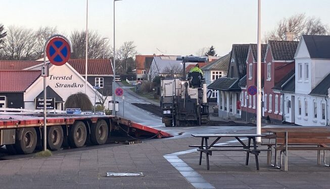 Hjørring Kommune og Hjøring Vandselskab arbejder nu på Tannisbugtvej i Tversted. Foto: Palle W. Nielsen