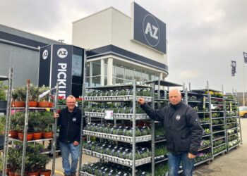 Ja, til venstre, og Kristian er klar til weekendens salg af blomster og planter hos A-Z. Foto: Palle W. Nielsen