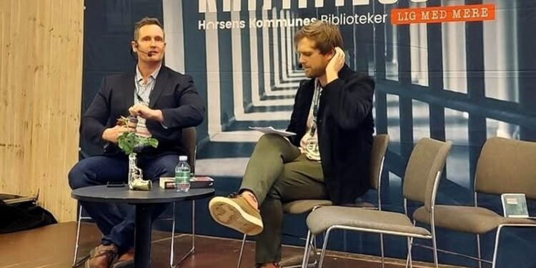 Claus Mørkbak Højrup (tv) skal igen deltage i Krimimessen i Horsens. Foto: Privat.