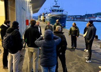 Auktionsmester Finn Møller fortæller om dagligdagen, når der er fisk. Han nævnte også, at det kun sker ca. 10 gange årligt, at der ingen fisk er i auktionshallen. Foto: Stine Jensen.