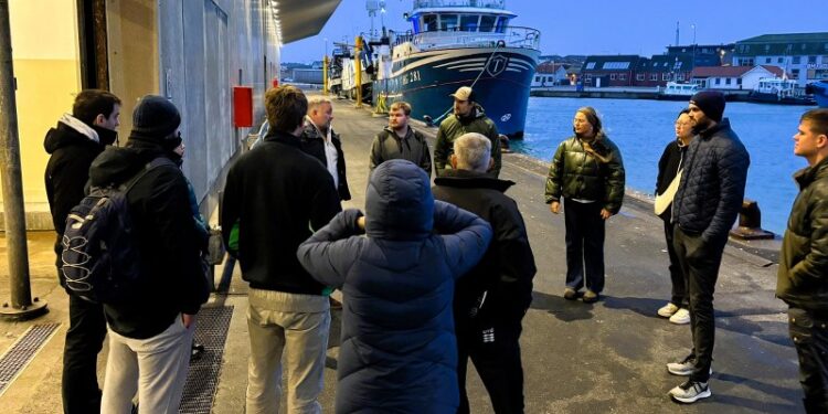 Auktionsmester Finn Møller fortæller om dagligdagen, når der er fisk. Han nævnte også, at det kun sker ca. 10 gange årligt, at der ingen fisk er i auktionshallen. Foto: Stine Jensen.