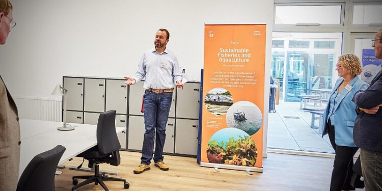 Peter Vilhelm Skov fortæller om uddannelsen Sustainable Fisheries and Aquaculture på dagen for indvielsen af Hirtshals Campus. Foto: Louise Dybbro.
