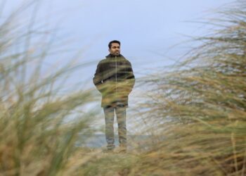 Ph.d.-studerende Satish Pawar en tur på en dansk strand med fotografen. I det kystnære hav omkring Danmark har han fundet sit kernestof, ålegræs. Foto: Frida Gregersen.