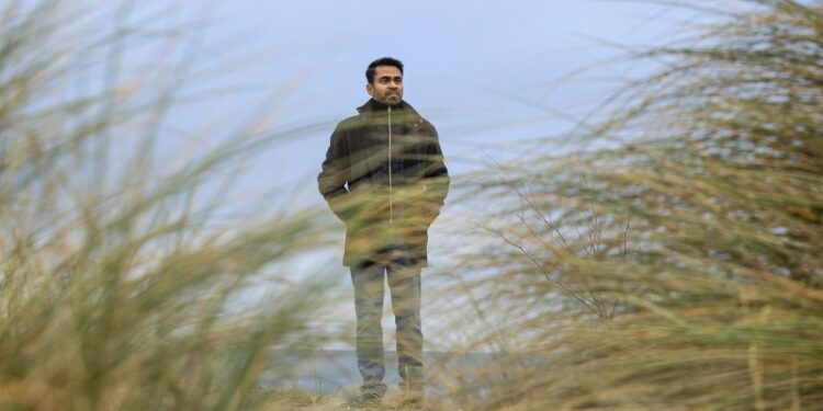 Ph.d.-studerende Satish Pawar en tur på en dansk strand med fotografen. I det kystnære hav omkring Danmark har han fundet sit kernestof, ålegræs. Foto: Frida Gregersen.