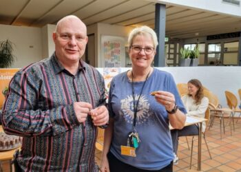 Lektor Christian Peter Olsen og laborant Pennie Hartmann Skovsgård smager på sagerne.