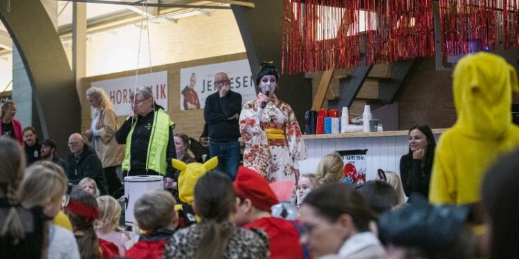Louise Nielsen fra Hirtshals Fiskehus byder velokmmen til fastelavnsfest med japansk tema i Hirtshals Idrætscenter. I baggrundeen ses blandt andre handelschef Per Martensen. Foto: Stoklund Medieproduktion.
