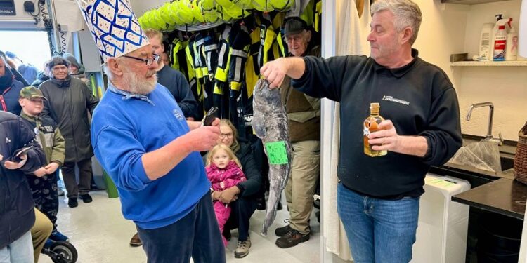 Claus Neve Olsen med bjesk og havkat til kattekonge Peter Jacobi. Foto: Niels Skipper.