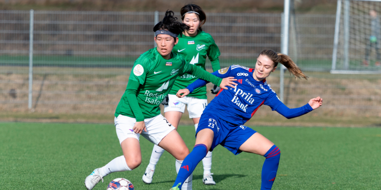 De to japanske spillere Risako Watanabe forrest og Shiho Matsubara er faldet til på Fortuna-holdet. De spiller spændende bold, yder holdindsats og er inspirerende for holdets øvrige spillere. I Køge scorede de begge på straffespark. Foto (arkiv): Bente Poder.