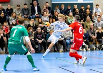 Sebastian Grøn lægger an til helflugter foran hjemmepublikum i Park Vendia Hallen. Foto: Jacob Strandeng.