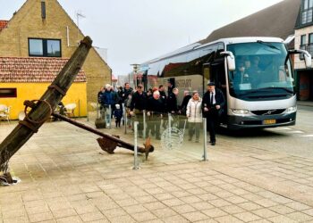 Færøske gæster ved et tidligere anløb af Norröna ankommer med bus til midtbyen i Hirtshals. Søndag drejer det sig om adskillige busser, der fragter gæsterne fra Norröna op til holdepladsen ved Hirtshals Kro. Foto (arkiv): Niels Skipper.