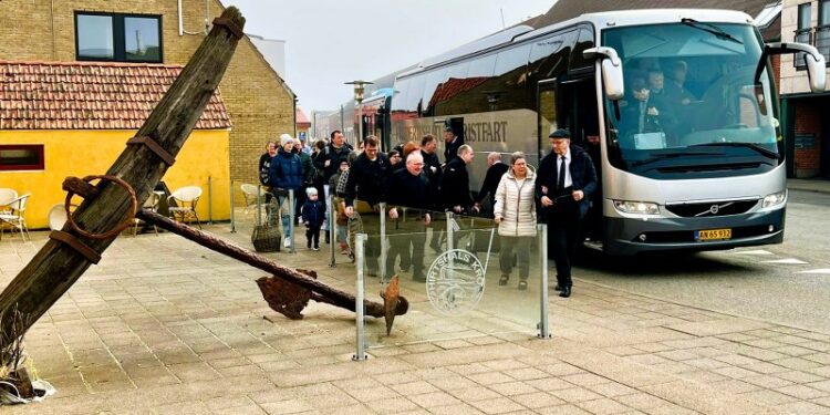 Færøske gæster ved et tidligere anløb af Norröna ankommer med bus til midtbyen i Hirtshals. Søndag drejer det sig om adskillige busser, der fragter gæsterne fra Norröna op til holdepladsen ved Hirtshals Kro. Foto (arkiv): Niels Skipper.
