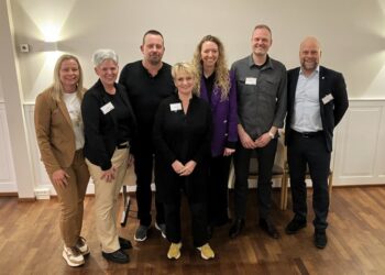 Bestyrelsen i Hjørring Alliancen efter generalforsamlingen den 27. marts 2025 på billedet fra venstre Jane Olsen, Metropol Shopping Center, Ulla Søndergård, Restaurant Bone’s, Henrik Messmann, Hotel Phønix, Susanne Hjelm Gjelstrup, Matas Springvandspladsen, Rebecca Jacobsen, Spar Dame, Erik Jensen, A-Z og Lars Glindvad, fodboldklubben Vendsyssel FF. Foto: Palle W. Nielsen