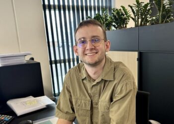 Speditør Jonas Hvid bag skærmen hos Vendelbo Spedition A/S.