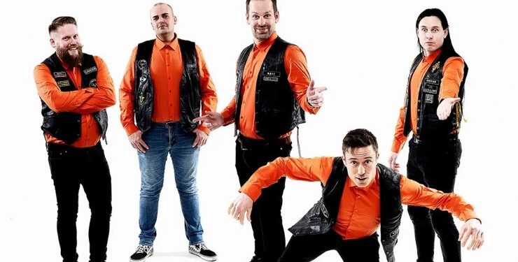 - Forestil dig ”Vi maler byen rød” i en Metallica-version eller ”I en lille båd der gynger” spillet af Europe – sådan lyder Keinstein. Pressefoto