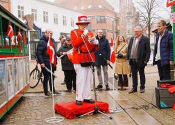 Krumme byder velkommen til de fremmødte… Foto: Elling.