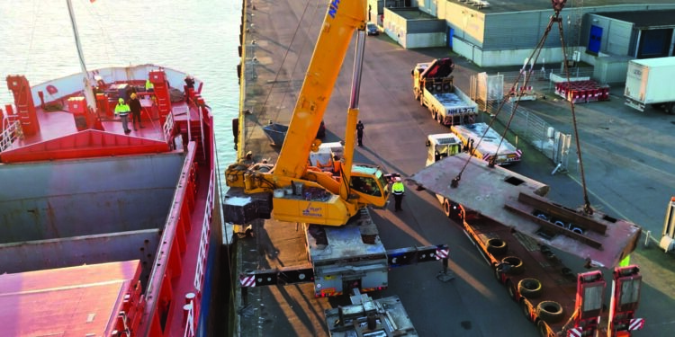Rorbladet loss over på kajen i Hirtshals Havn. Foto: MarineShaft.