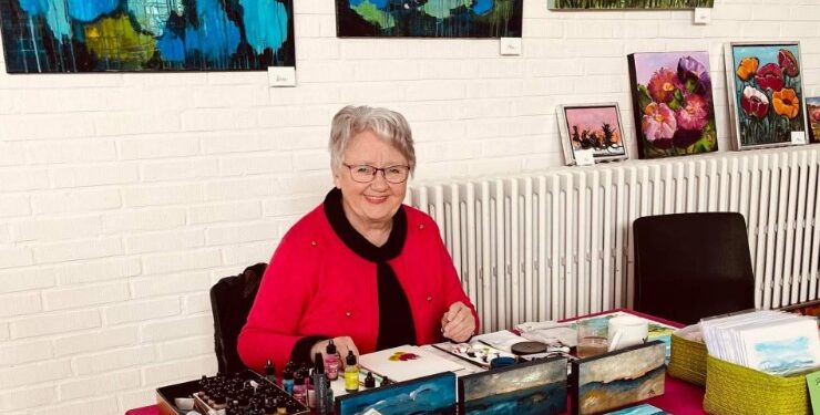 Hedvig Brix er flerårig genganger som deltager. Hedvig deltager igen i år med egne malerier. Privatfoto.