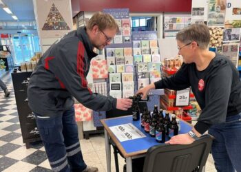 Irene Thomsen skænker en kop god øl til Keld Abildgaard. Foto: Niels Skipper.
