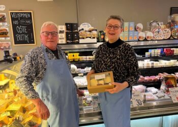 Poul Nimand og Grete Nielsen med en af de ostepakker, der er blevet solgt på Ostens Dag. Foto: Niels Skipper.