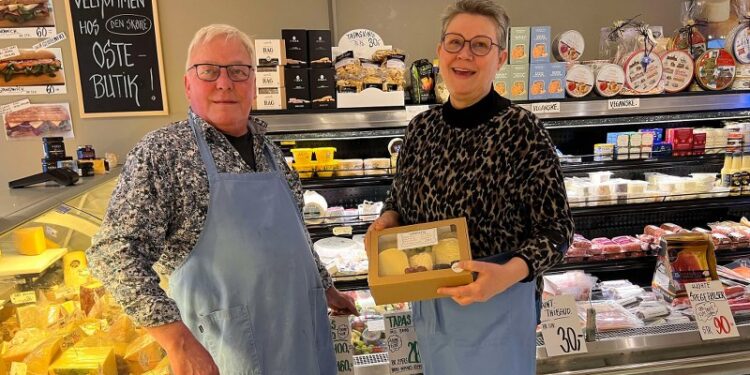Poul Nimand og Grete Nielsen med en af de ostepakker, der er blevet solgt på Ostens Dag. Foto: Niels Skipper.