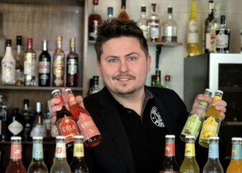 Christiooffer Mesmann med to håndfulde af de gode vand fra Thisted Bryghus. Foto: Hotel Phønix.