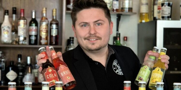 Christiooffer Mesmann med to håndfulde af de gode vand fra Thisted Bryghus. Foto: Hotel Phønix.
