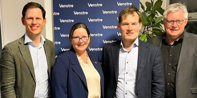 Regionsrådsformand Mads Duedahl i selskab med kandidaterne Lone Olsen og Martin Brag i selskab med borgmester Søren Smalbro fra Venstre.  Foto (arkiv): Privat.