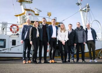 Erhvervsholdet fra Spar Nord i Hirtshals ses her på kajkanten foran fiskefartøjet HG 236 Milton. Foto: Spar Nord.