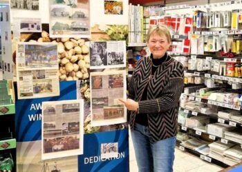 Nete Dalsgaard fra bestyrelsen ved en af fotoudstillingerne om SuperBrugsen i Hirtshals.
