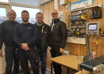 Mester Karsten F. Kristiansen fra Soft & Teknik, nyuddannet elektriker Daniel S. Christiansen, mester Johannis Lydersen fra Mariendal og mester Johnny Thomsen fra MAN Energy Solutions. Foto: Anette H. Sørensen.