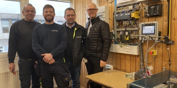 Mester Karsten F. Kristiansen fra Soft & Teknik, nyuddannet elektriker Daniel S. Christiansen, mester Johannis Lydersen fra Mariendal og mester Johnny Thomsen fra MAN Energy Solutions. Foto: Anette H. Sørensen.