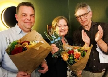 Jesper Christiansen og Henriette Pedersen sammen med Claus Smidstrup, som er formand for Marenkomiteen. Foto: TV2 Nord.