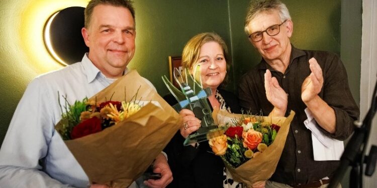 Jesper Christiansen og Henriette Pedersen sammen med Claus Smidstrup, som er formand for Marenkomiteen. Foto: TV2 Nord.