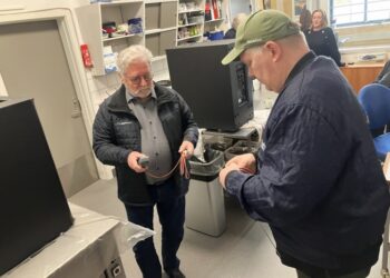 Ivan Lindgren Hansen, til venstre, fra ThermIT instruerer Jimmy Møller, Vendelbohus, i brugen af enheden til varemodtagelse og varm madkontrol. Foto. Palle W. Nielsen