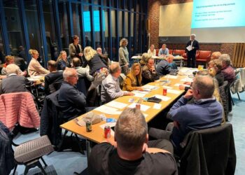 Ditte Sørensen og Rikke Vandsted præsenterede deres kandidatur, idet de genopstillede og blev genvalgt til bestyrelsen i Hirtshals Turisme. Foto: Niels Skipper.