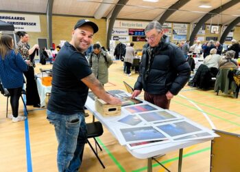 Tidliger borgmestr Knud Størup har kig på Arturs Pirazkovs smukke fotobog md motiver fra Hirtshals. Foto: Niels Skipper.