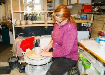 Vibeke Stensgaard i gang med at lære nye teknikker ved drejeskiven… Foto: Elling.