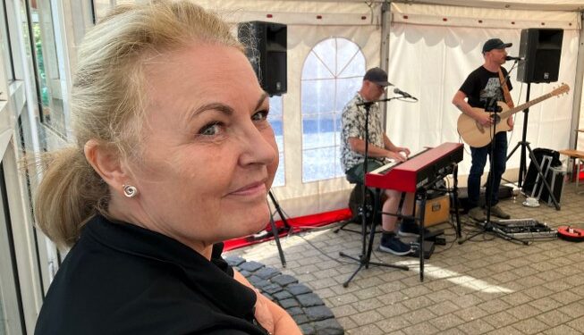 Kirsten Hjorth glæder sig til en god sommer og søger hjælp til at servicere gæsterne på Café Peder Most. Arkivfoto: Palle W. Nielsen