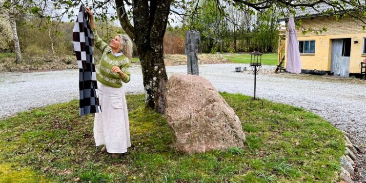 Anita Rasmussen lufter tøj til loppemarkedet i Mosbjerg. Foto: Hanne Skipper.