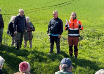 Michael Ejstrup Nielsen og Lars Ole Kirk fra Vendsyssel Historiske Museum, som er guider ved Åstrup Voldsted, ses her ved en tur til Asdal Voldsted. Foto (arkiv): Niels Skipper.