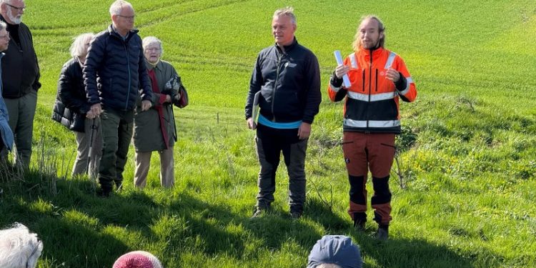 Michael Ejstrup Nielsen og Lars Ole Kirk fra Vendsyssel Historiske Museum, som er guider ved Åstrup Voldsted, ses her ved en tur til Asdal Voldsted. Foto (arkiv): Niels Skipper.
