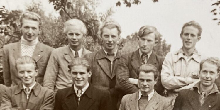 Det er Leif Dines Pedersen nederst t.v. og forfatterens far øverst t.h. Privatfoto fra 1944.