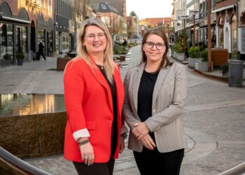 Socialdemokratiets borgmesterkandidat Mai-Britt Beith og Anette Bæk. Foto: Aage Møller Pedersen.