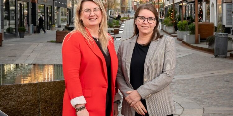 Socialdemokratiets borgmesterkandidat Mai-Britt Beith og Anette Bæk. Foto: Aage Møller Pedersen.