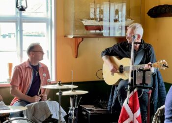 Brian Bruun på stikkerne til venstre og med guitaren Chris Borup. Foto (arkiv): Niels Skipper.