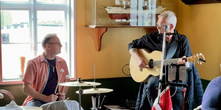 Brian Bruun på stikkerne til venstre og med guitaren Chris Borup. Foto (arkiv): Niels Skipper.